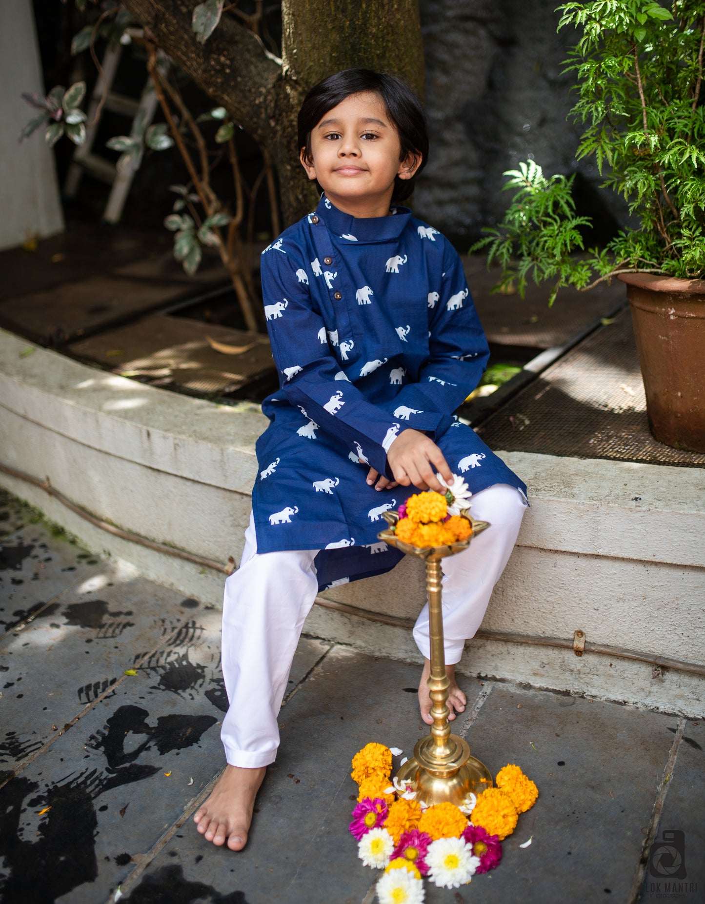 BLK004 - Spaced out elephant indigo